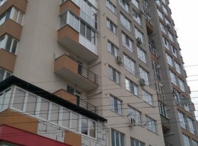 Un bărbat s-a prăbușit de la etajul 12 al unui bloc de locuit din Capitală